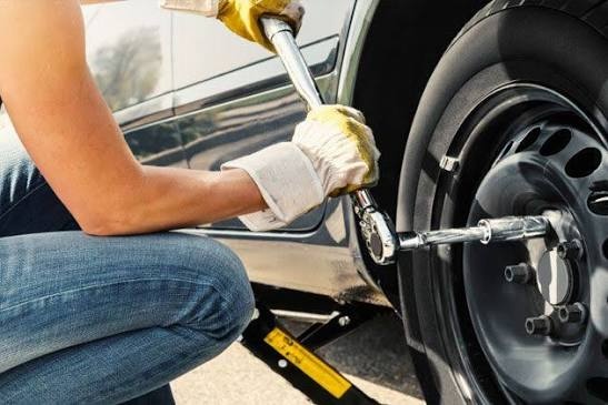 Tire service roadside assistance